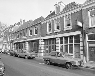884642 Gezicht op de voorgevels van de panden Lange Nieuwstraat 10-14 (Volvo-garage RAMU) te Utrecht.